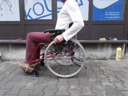 mężczyzna na wózku przed sklepem