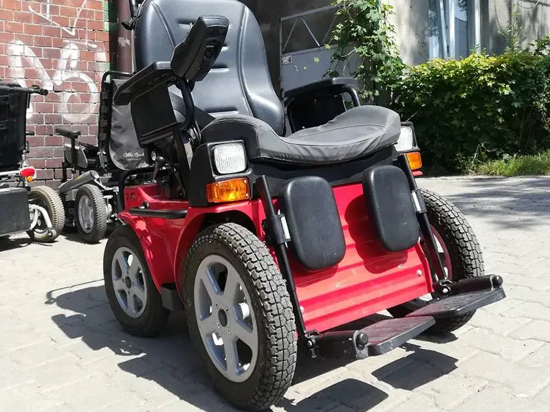 czerwony wózek inwalidzki
