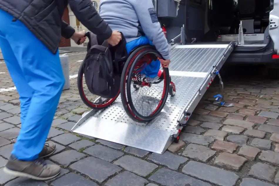 pomoc mężczyźnie na wózku inwalidzkim